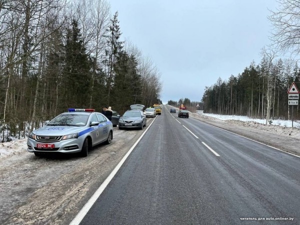 «Каско ни у кого нет». Несколько машин влетело в ямы: кто теперь будет оплачивать ремонт?