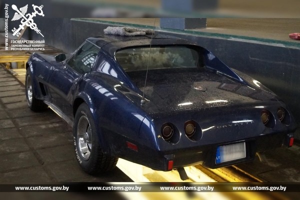 На границе с Литвой задержали Chevrolet Corvette 1976 года выпуска. Причина – 73 кг гашиша за фальшстенкой