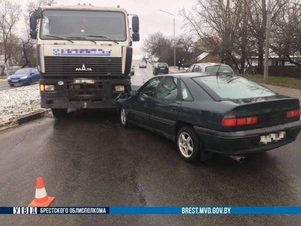 Грузовик и Renault столкнулись в Бресте