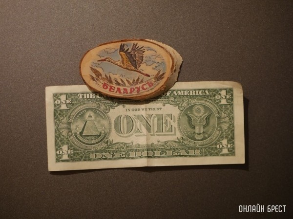 Белорусы в 2022 году покупали и продавали меньше валюты, чем в 2021-м