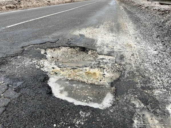«Каско ни у кого нет». Несколько машин влетело в ямы: кто теперь будет оплачивать ремонт?