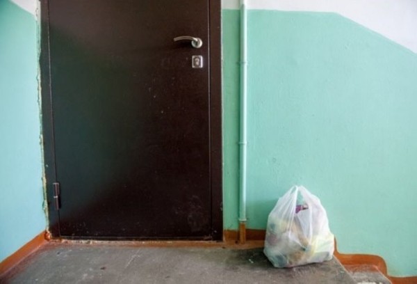 Что делать, если соседи оставляют свой мусор на лестничной площадке Что делать, если соседи оставляют свой мусор на лестничной площадке