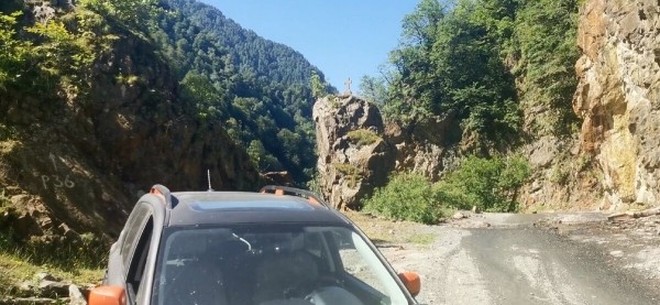 &laquo;Вдоль дороги &mdash; венки и памятники&raquo;. Белорус в одиночку отправился в горы Грузии, где даже страховка не действует