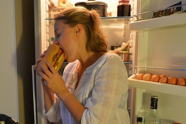 Названа неочевидная опасность приема пищи перед сном Названа неочевидная опасность приема пищи перед сном