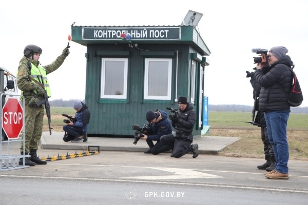 Журналисты иностранных СМИ побывали на границе с Украиной