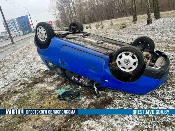 В Бресте на Варшавке перевернулся автомобиль. В салоне легковушки находилось 4 человека