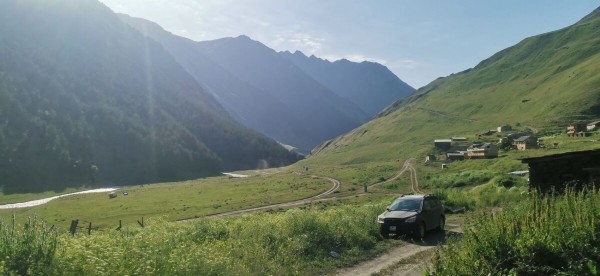 &laquo;Вдоль дороги &mdash; венки и памятники&raquo;. Белорус в одиночку отправился в горы Грузии, где даже страховка не действует