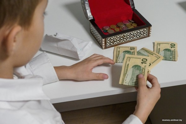 «Оценка может стоить 3 рубля». С какого возраста и сколько денег давать ребенку — опыт родителей и советы психолога