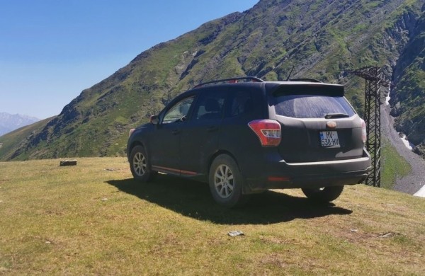 &laquo;Вдоль дороги &mdash; венки и памятники&raquo;. Белорус в одиночку отправился в горы Грузии, где даже страховка не действует