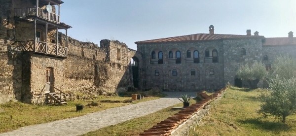 &laquo;Вдоль дороги &mdash; венки и памятники&raquo;. Белорус в одиночку отправился в горы Грузии, где даже страховка не действует