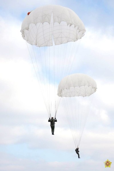 Как прошло сегодняшнее десантирование под Брестом. Фоторепортаж Как прошло сегодняшнее десантирование под Брестом. Фоторепортаж