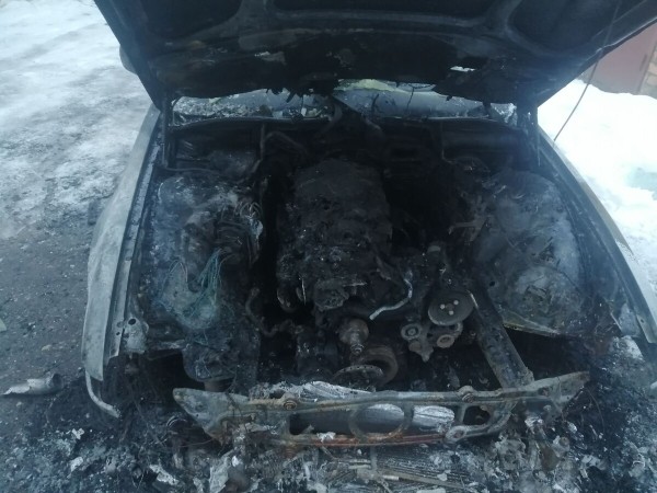 «Едва успел поставить на учёт, как BMW сгорел». Белорус убеждён, что ему продали неисправное авто, и требует у продавца деньги