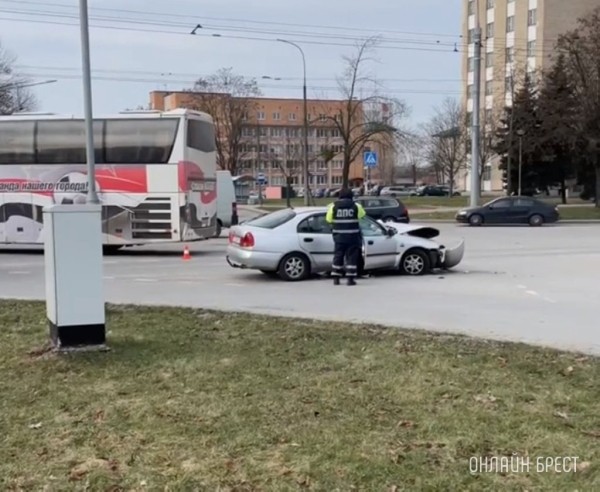 Пьяный водитель легковушки врезался в автобус с пассажирами в Бресте Пьяный водитель легковушки врезался в автобус с пассажирами в Бресте