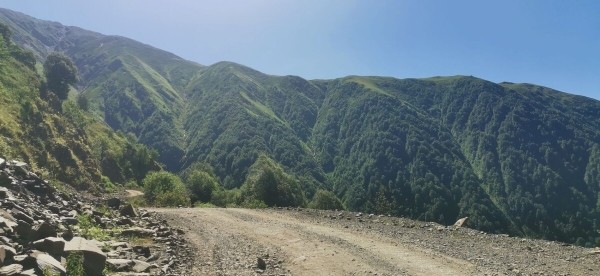 &laquo;Вдоль дороги &mdash; венки и памятники&raquo;. Белорус в одиночку отправился в горы Грузии, где даже страховка не действует