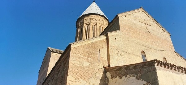 &laquo;Вдоль дороги &mdash; венки и памятники&raquo;. Белорус в одиночку отправился в горы Грузии, где даже страховка не действует