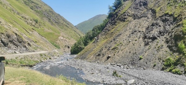 &laquo;Вдоль дороги &mdash; венки и памятники&raquo;. Белорус в одиночку отправился в горы Грузии, где даже страховка не действует