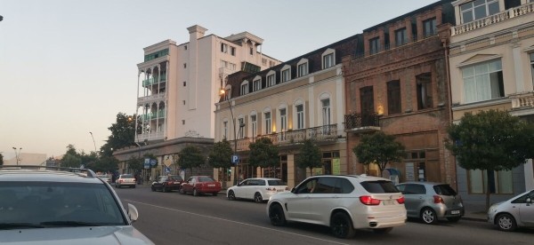 &laquo;Вдоль дороги &mdash; венки и памятники&raquo;. Белорус в одиночку отправился в горы Грузии, где даже страховка не действует