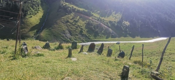 &laquo;Вдоль дороги &mdash; венки и памятники&raquo;. Белорус в одиночку отправился в горы Грузии, где даже страховка не действует