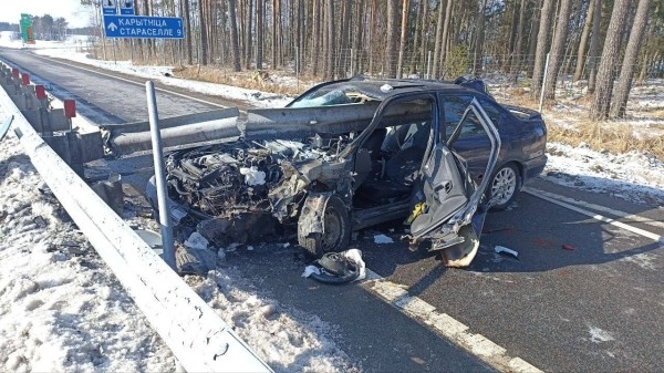 Жуть. В Беларуси водитель врезался в дорожное ограждение, которое пробило авто насквозь