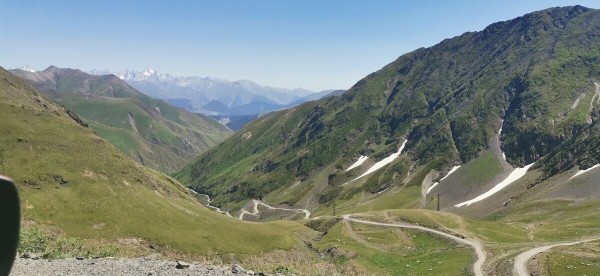 &laquo;Вдоль дороги &mdash; венки и памятники&raquo;. Белорус в одиночку отправился в горы Грузии, где даже страховка не действует