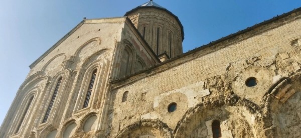 &laquo;Вдоль дороги &mdash; венки и памятники&raquo;. Белорус в одиночку отправился в горы Грузии, где даже страховка не действует