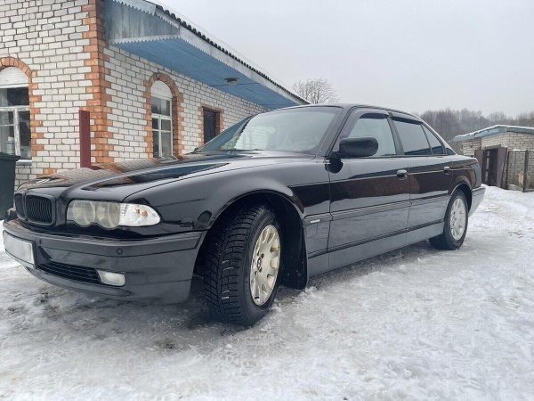 «Едва успел поставить на учёт, как BMW сгорел». Белорус убеждён, что ему продали неисправное авто, и требует у продавца деньги