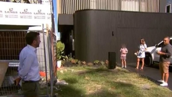 Две семьи построили дома в 40 сантиметрах друг от друга