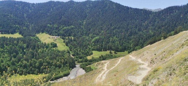 &laquo;Вдоль дороги &mdash; венки и памятники&raquo;. Белорус в одиночку отправился в горы Грузии, где даже страховка не действует