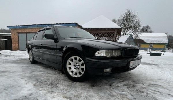 «Едва успел поставить на учёт, как BMW сгорел». Белорус убеждён, что ему продали неисправное авто, и требует у продавца деньги