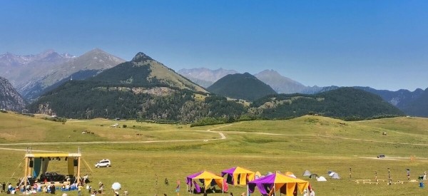 &laquo;Вдоль дороги &mdash; венки и памятники&raquo;. Белорус в одиночку отправился в горы Грузии, где даже страховка не действует