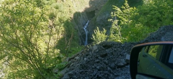 &laquo;Вдоль дороги &mdash; венки и памятники&raquo;. Белорус в одиночку отправился в горы Грузии, где даже страховка не действует