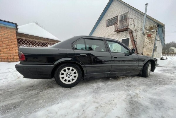 «Едва успел поставить на учёт, как BMW сгорел». Белорус убеждён, что ему продали неисправное авто, и требует у продавца деньги