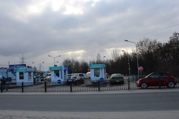 На границе в Бресте взялись за вклинивающихся «ждунов» и установили знак. Поможет?