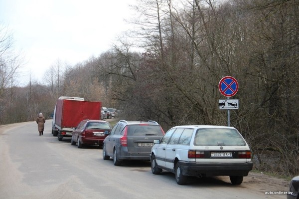 На границе в Бресте взялись за вклинивающихся «ждунов» и установили знак. Поможет?