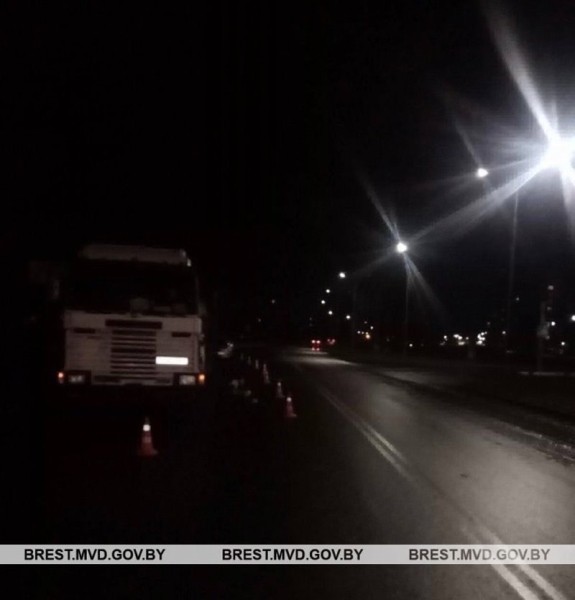 В Пинске фура сбила мужчину, а в Бресте Mercedes - пенсионерку