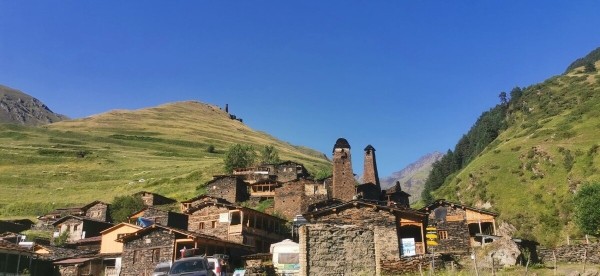 &laquo;Вдоль дороги &mdash; венки и памятники&raquo;. Белорус в одиночку отправился в горы Грузии, где даже страховка не действует