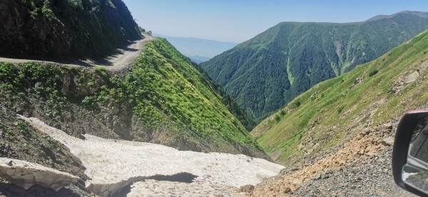 &laquo;Вдоль дороги &mdash; венки и памятники&raquo;. Белорус в одиночку отправился в горы Грузии, где даже страховка не действует