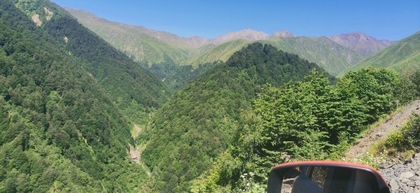 &laquo;Вдоль дороги &mdash; венки и памятники&raquo;. Белорус в одиночку отправился в горы Грузии, где даже страховка не действует