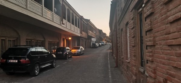 &laquo;Вдоль дороги &mdash; венки и памятники&raquo;. Белорус в одиночку отправился в горы Грузии, где даже страховка не действует