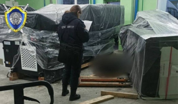 Мужчину на работе придавило станком. Он погиб, его коллега с переломами в больнице