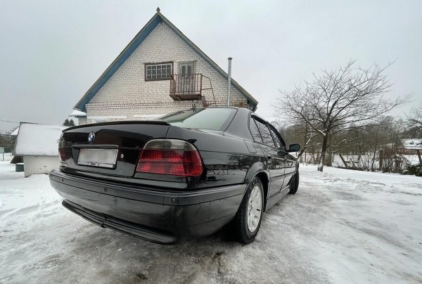 «Едва успел поставить на учёт, как BMW сгорел». Белорус убеждён, что ему продали неисправное авто, и требует у продавца деньги