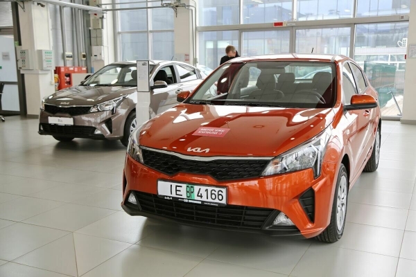 Цены сегодня и год назад. Сравнили прайсы популярных VW Passat, Citroen C4 Picasso и Renault Megane