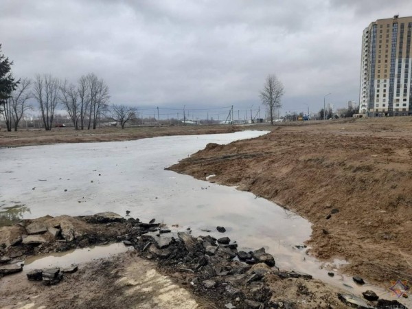 В Минске работники МЧС и очевидцы спасли маленьких девочек из грязевой ловушки