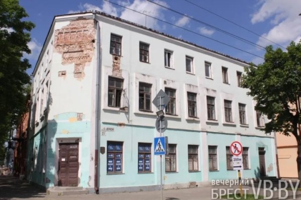 Что там, за забором? Выясняем судьбу старинных зданий в центре Бреста Что там, за забором? Выясняем судьбу старинных зданий в центре Бреста