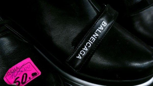 Где обувь дешевле &ndash; на рынке или в магазине? Сходили и сравнили цены