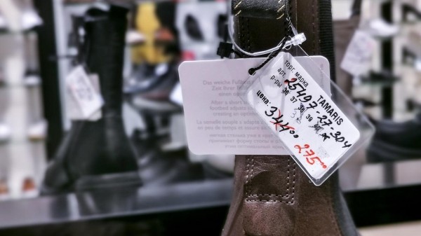 Где обувь дешевле &ndash; на рынке или в магазине? Сходили и сравнили цены