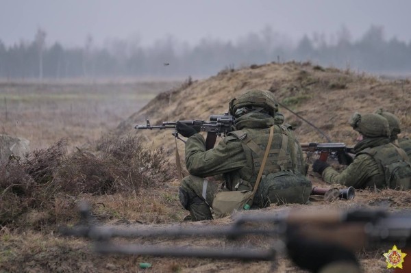 На полигоне «Брестский» отработали уничтожение незаконного вооруженного формирования