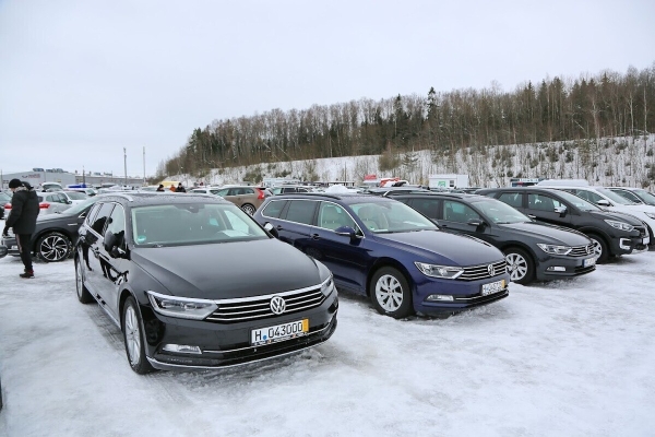Цены сегодня и год назад. Сравнили прайсы популярных VW Passat, Citroen C4 Picasso и Renault Megane