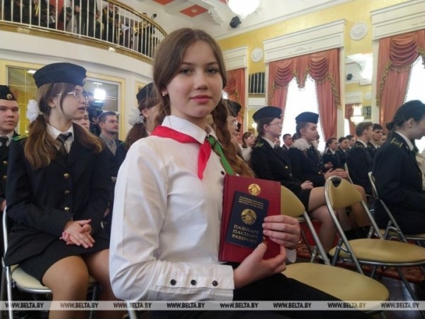 «Рад стать полноценным гражданином». В Бресте вручили паспорта лучшим учащимся области «Рад стать полноценным гражданином». В Бресте вручили паспорта лучшим учащимся области