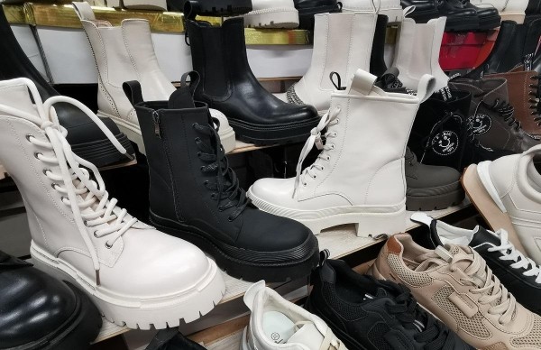 Где обувь дешевле &ndash; на рынке или в магазине? Сходили и сравнили цены